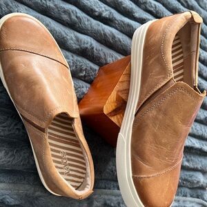 Taos Footwear Tan Leather Slip-On Loafers
